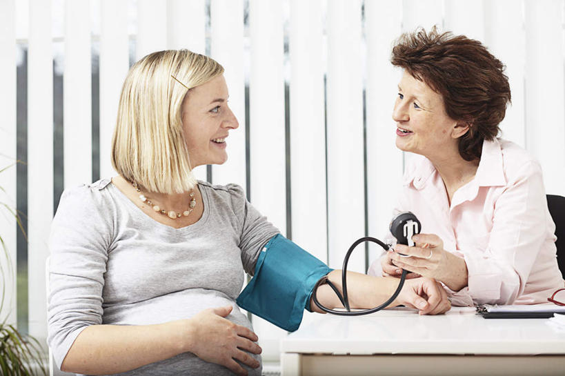 西方人,孕妇,两个人,医生,医院,坐,笑,摸,微笑,露齿笑,横图,室内,白天,正面,桌子,椅子,欧洲,欧洲人,抚摸,握,服装,测量,材料,档案,文件,纸,刻度,办公桌,墙,拿,拿着,注视,休闲装,墙壁,墙面,衣服,手稿,资料,观察,看,医护人员,医疗人员,休闲,怀孕,休闲服,握着,服饰,观看,测量工具,证明,察看,医疗设备,血压计,待产,关注,文档,医疗器械,医疗机构,量具,量仪,血压表,妊娠,准妈妈,老年女性,女人,女性,中年女性,白种人,产妇,大夫,触摸,接触,坐着,半身,彩图,病院,诊所