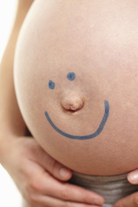 西方人,孕妇,手,腹部,肚脐,一个人,医院,站,摸,竖图,室内,特写,白天,正面,欧洲,欧洲人,双手,仅一个女性,仅一个人,抚摸,服装,背心,衣服,站着,仅一个中年女性,笑容,怀孕,手部,肚脐眼,服饰,笑脸,待产,衣着,穿着,医疗机构,妊娠,笑貌,准妈妈,衣饰,露脐装,女人,女性,中年女性,白种人,腹,肚子,产妇,触摸,接触,站立,半身,彩图,病院,诊所