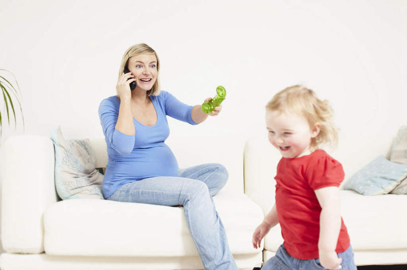 西方人,儿童,中年人,孕妇,两个人,家庭,母亲,女儿,客厅,站,坐,说,打电话,横图,室内,白天,正面,讨论,游戏,纯洁,靠垫,沙发,电话,玩具,欧洲,欧洲人,握,服装,墙,靠枕,拿,玩,拿着,注视,休闲装,娱乐,通讯设备,墙壁,墙面,小孩,衣服,话筒,垫子,枕头,观察,看,站着,休闲,温暖,温馨,母女,一家人,怀孕,休闲服,电话线,可爱,母爱,童年,童趣,益智,握着,服饰,观看,活动,和睦,察看,起居室,固定电话,待产,发泄,关注,消遣,智力,布艺沙发,童真,烂漫,无邪,宣泄,妊娠,准妈妈,客堂,交流,天真,女孩,女人,女性,中年女性,白种人,孩子,产妇,电话机,沟通,讲话,交谈,商讨,说话,谈话,通话,玩耍,嬉戏,站立,坐着,半身,彩图,融洽,女生