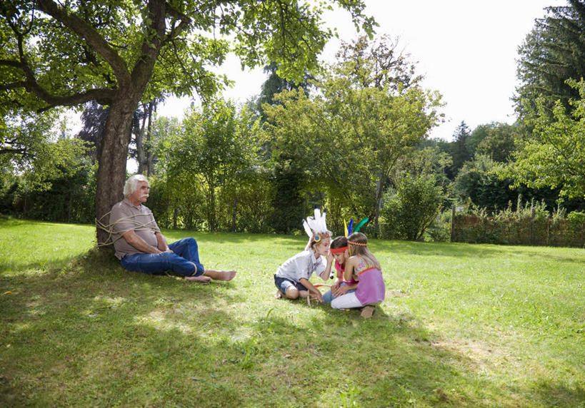 西方人,儿童,老年人,四个人,家庭,祖父,坐,横图,室外,白天,侧面,民族服装,纯洁,草地,草坪,树林,植物,帽子,羽毛,欧洲,欧洲人,阴影,服装,轻盈,柔软,装饰,光线,影子,注视,休闲装,草,树,树木,小孩,衣服,绿色,阳光,自然,发饰,饰品,观察,看,休闲,温暖,温馨,一家人,休闲服,可爱,童年,童趣,服饰,生长,爷爷,成长,观看,祖孙,和睦,察看,关注,私语,耳语,童真,烂漫,无邪,配饰,外孙女,外公,外祖父,外孙,外孙子,轻柔,天真,老年男性,男孩,男人,男性,女孩,女人,女性,白种人,孩子,孙女,孙子,坐着,彩图,全身,传统服装,民俗服,酋长帽,印第安帽,羽毛帽,融洽,男生,女生