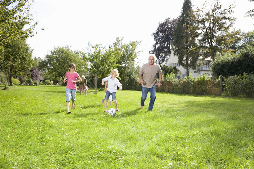 西方人,儿童,老年人,三个人,家庭,祖父,跑,横图,室外,白天,正面,锻炼,纯洁,运动,足球,草地,草坪,树林,植物,欧洲,欧洲人,阴影,服装,光线,影子,足球装备,注视,休闲装,运动器械,草,树,树木,小孩,衣服,蓝色,绿色,蓝天,天空,阳光,自然,天,观察,看,休闲,温暖,温馨,一家人,休闲服,健身器械,可爱,童年,童趣,服饰,生长,晴朗,爷爷,成长,观看,祖孙,和睦,察看,关注,健身器材,童真,烂漫,无邪,外孙女,外公,外祖父,外孙,万里无云,外孙子,蹴鞠,体育,天真,足球运动,老年男性,男孩,男人,男性,女孩,女人,女性,白种人,孩子,孙女,孙子,晴空,晴空万里,跑步,彩图,全身,健身,融洽,运动器材,男生,女生