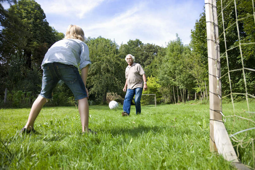 西方人,儿童,老年人,背部,两个人,家庭,祖父,站,横图,室外,白天,正面,纯洁,足球,草地,草坪,树林,植物,欧洲,欧洲人,踢,弯腰,阴影,服装,光线,球门,影子,云,云朵,足球装备,云彩,注视,休闲装,运动器械,草,树,树木,小孩,衣服,蓝色,绿色,白云,蓝天,天空,阳光,自然,天,观察,看,站着,休闲,温暖,温馨,一家人,休闲服,健身器械,可爱,童年,童趣,服饰,生长,晴朗,爷爷,成长,观看,祖孙,和睦,察看,关注,健身器材,童真,烂漫,无邪,外公,外祖父,外孙,外孙子,弯身,蹴鞠,天真,足球运动,老年男性,男孩,男人,男性,白种人,孩子,孙子,晴空,站立,彩图,全身,融洽,运动器材,男生