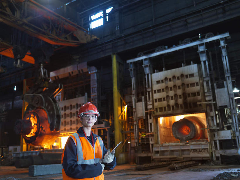 西方人,一个人,工厂,站,横图,室内,白天,正面,工作服,制服,安全,机器,技术,建筑,帽子,欧洲,欧洲人,仅一个年轻女性,仅一个女性,仅一个人,一辆,握,融化,材料,档案,头盔,文件,眼镜,防护,拿,拿着,注视,设备,施工,安全帽,资料,观察,看,站着,机械,起重机,握着,观看,护目镜,保护,工程,察看,关注,锅炉,文档,保险,熔化,保全,周全,安稳,安定,一顶,安全防护眼镜,工作制服,溶化,熔解,消溶,汽锅,平安,年轻女性,女人,女性,白种人,站立,半身,彩图,工作套服,工地,制造厂,安全服,反光背心,反光服,反光衣,防护眼镜