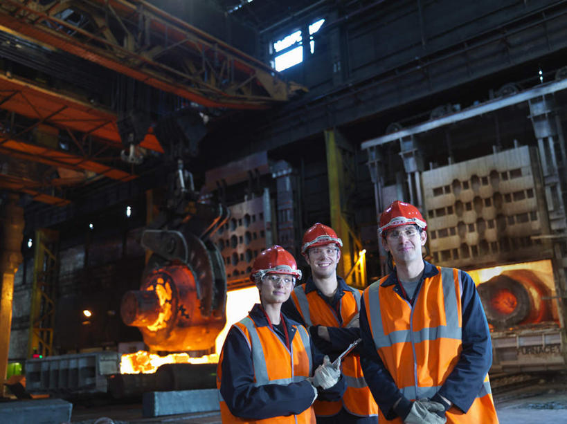 西方人,三个人,伙伴,朋友,工厂,站,横图,室内,白天,正面,工作服,制服,友谊,安全,合作,团队,机器,技术,建筑,帽子,欧洲,欧洲人,一辆,握,融化,材料,档案,头盔,文件,眼镜,防护,拿,拿着,注视,设备,施工,安全帽,资料,观察,看,靠,靠着,站着,机械,起重机,战略,握着,观看,护目镜,保护,工程,察看,关注,锅炉,文档,保险,熔化,保全,周全,安稳,安定,联合,合谋,三顶,安全防护眼镜,工作制服,溶化,熔解,消溶,汽锅,配合,平安,协作,男人,男性,年轻男性,年轻女性,女人,女性,白种人,站立,半身,彩图,工作套服,工地,制造厂,安全服,反光背心,反光服,反光衣,防护眼镜