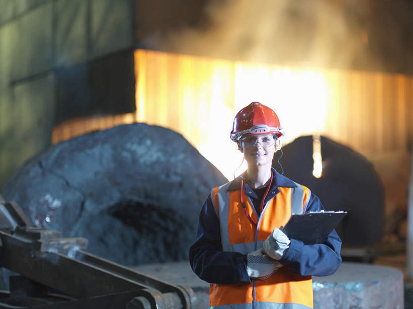 西方人,一个人,工厂,站,横图,室内,白天,正面,工作服,制服,安全,机器,帽子,欧洲,欧洲人,仅一个男性,仅一个人,握,朦胧,模糊,融化,材料,档案,头盔,文件,眼镜,防护,拿,拿着,注视,仅一个年轻男性,安全帽,资料,观察,看,站着,机械,握着,观看,护目镜,保护,察看,关注,锅炉,文档,保险,熔化,保全,周全,安稳,安定,一顶,安全防护眼镜,工作制服,溶化,熔解,消溶,汽锅,平安,男人,男性,年轻男性,白种人,站立,半身,彩图,工作套服,工地,制造厂,安全服,反光背心,反光服,反光衣,防护眼镜