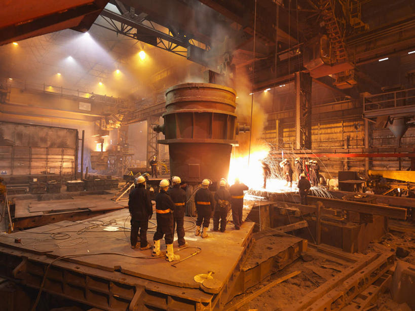 西方人,伙伴,朋友,工厂,站,横图,俯视,室内,白天,工作服,制服,友谊,安全,合作,团队,机器,楼梯,帽子,照明,欧洲,欧洲人,融化,头盔,眼镜,阶梯,灯光,防护,许多人,注视,顶灯,台阶,灯,安全帽,灯具,观察,看,站着,一群人,机械,战略,观看,护目镜,保护,照亮,察看,照明设备,关注,锅炉,保险,熔化,保全,周全,安稳,安定,联合,合谋,安全防护眼镜,工作制服,溶化,熔解,消溶,汽锅,配合,平安,协作,男人,男性,年轻男性,中年男性,白种人,站立,彩图,高角度拍摄,全身,工作套服,工地,制造厂,防护眼镜