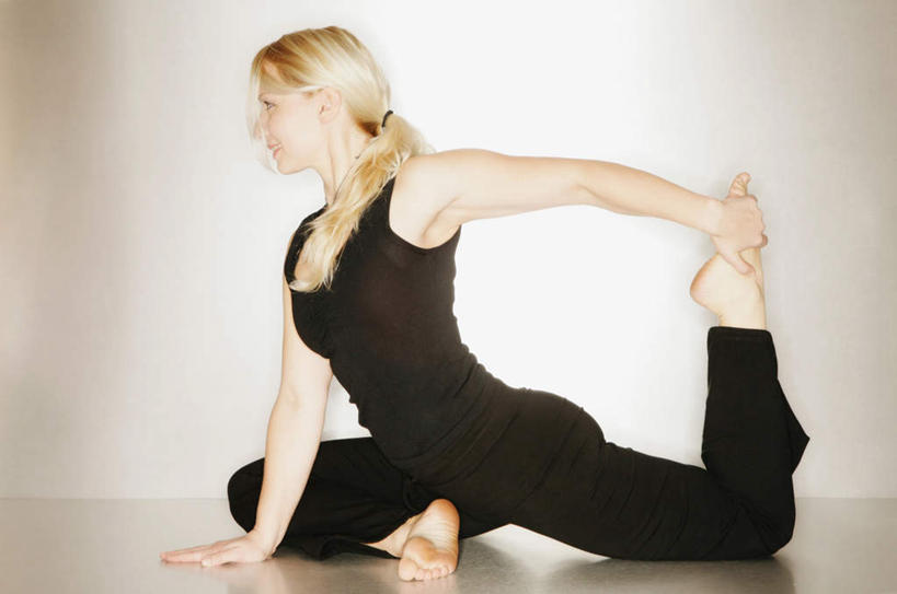 西方人,一个人,坐,横图,室内,白天,正面,运动服,锻炼,瑜伽,运动,欧洲,欧洲人,仅一个女性,仅一个人,撑,握,服装,拿,拿着,扭头,注视,光脚,衣服,黑色,观察,看,转头,仅一个中年女性,赤脚,抬脚,握着,养生,摄影,服饰,影棚,观看,察看,撑着,衣着,穿着,关注,衣饰,体育,女人,女性,中年女性,白种人,坐着,彩图,全身,影棚拍摄,健身,拍摄,勇士式,勇士一式,运动装