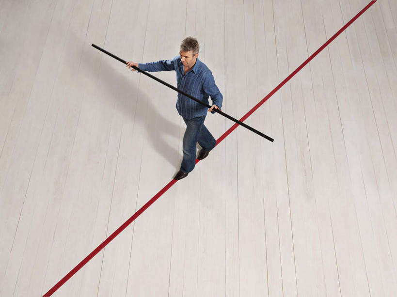 西方人,一个人,商务人士,商务男性,走,伸展双臂,横图,俯视,室内,白天,衬衫,锻炼,旅游,度假,探险,运动,欧洲,欧洲人,仅一个男性,仅一个人,仅一个中年男性,一根,握,阴影,套装,反射,瓷砖,地砖,线条,影子,地面,拿,拿着,娱乐,极限运动,红色,享受,休闲,放松,握着,室外运动,商务装,户外运动,工薪阶层,走钢丝,冒险,体育,男人,男性,中年男性,白种人,白领,上班族,步行,敞开双臂,散步,伸开双臂,展开双肩,张开手臂,张开双臂,走路,彩图,高角度拍摄,全身,衬衣,健身,达瓦孜,木杆