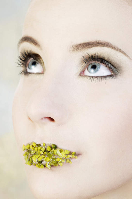 西方人,脸,头,脸颊,一个人,站,竖图,室内,特写,白天,白色背景,正面,化妆,美容,欧洲,欧洲人,仅一个年轻女性,仅一个女性,仅一个人,护肤,装饰,注视,裸露,绿色,彩妆,唇彩,唇膏,观察,看,站着,保养,享受,休闲,放松,保健,摄影,影棚,观看,华丽,修饰,点缀,察看,关注,裸,养颜,衬托,美观,雅致,雅观,年轻女性,女人,女性,白种人,头部,脸部,脸蛋,面部,站立,半身,彩图,影棚拍摄,拍摄