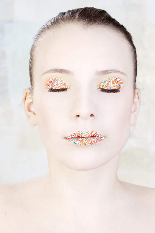 西方人,脸,头,脸颊,头发,一个人,闭眼,竖图,彩色,室内,特写,白天,白色背景,正面,化妆,美容,欧洲,欧洲人,仅一个年轻女性,仅一个女性,仅一个人,护肤,裸露,肩膀,黑色,彩妆,唇彩,唇膏,保养,享受,休闲,眼影,放松,保健,摄影,影棚,裸,养颜,年轻女性,女人,女性,白种人,头部,长发,直发,脸部,脸蛋,面部,闭眼睛,闭着眼,闭着眼睛,半身,彩图,影棚拍摄,拍摄