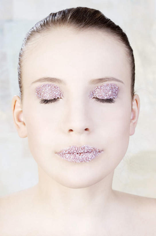 西方人,脸,头,脸颊,头发,一个人,站,闭眼,笑,微笑,竖图,室内,特写,白天,白色背景,正面,化妆,美容,欧洲,欧洲人,仅一个年轻女性,仅一个女性,仅一个人,护肤,裸露,肩膀,紫色,黑色,彩妆,唇彩,唇膏,站着,保养,享受,休闲,眼影,放松,保健,摄影,影棚,裸,养颜,年轻女性,女人,女性,白种人,头部,长发,直发,脸部,脸蛋,面部,闭眼睛,闭着眼,闭着眼睛,站立,半身,彩图,影棚拍摄,拍摄