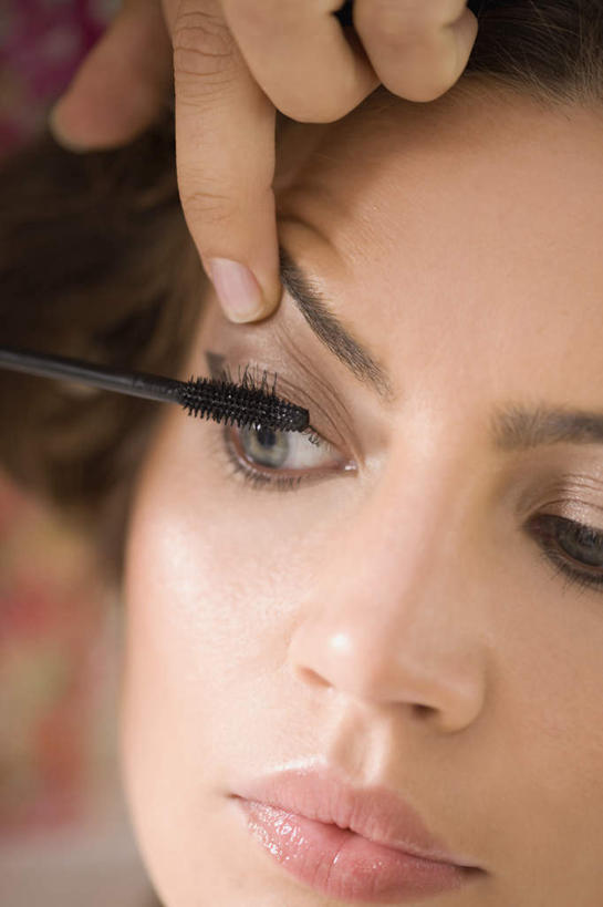 西方人,脸,头,脸颊,两个人,竖图,室内,特写,白天,正面,化妆,美容,欧洲,欧洲人,护肤,握,阴影,反射,影子,拿,拿着,注视,裸露,彩妆,化妆品,观察,看,保养,享受,休闲,睫毛膏,放松,握着,保健,观看,察看,化妆用品,关注,眼妆,裸,化妆师,养颜,睫毛液,年轻女性,女人,女性,白种人,头部,脸部,脸蛋,面部,半身,彩图