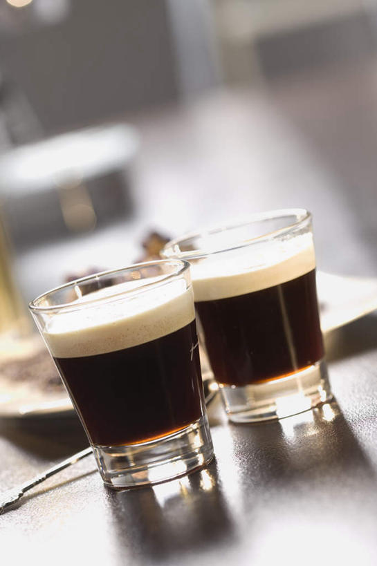 咖啡,无人,竖图,室内,特写,白天,正面,幸福,餐桌,桌子,杯子,阴影,朦胧,模糊,反射,影子,两杯,娱乐,玻璃制品,饮料,水杯,享受,休闲,温馨,放松,乐趣,餐台,提神,舒适,咖啡店,醒脑,咖啡屋,黑咖啡,软饮料,玻璃杯,彩图,咖啡馆