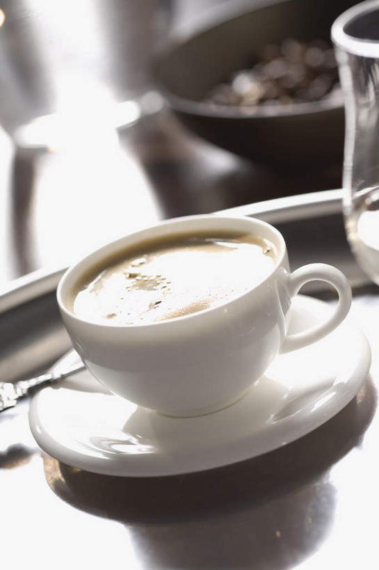 咖啡,无人,竖图,俯视,室内,白天,幸福,餐桌,桌子,杯子,阴影,朦胧,模糊,反射,瓷器,影子,咖啡杯,陶瓷制品,娱乐,饮料,享受,休闲,温馨,放松,乐趣,餐台,提神,舒适,瓷杯,醒脑,软饮料,彩图,高角度拍摄