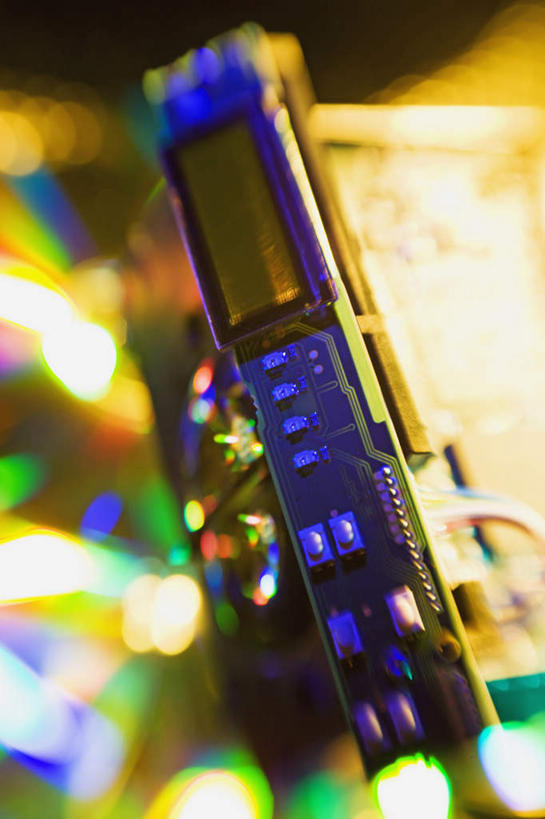 无人,竖图,俯视,室内,特写,白天,科技,静物,金属制品,阴影,朦胧,模糊,反射,科学,金属,电路板,影子,庞大,线路板,芯片,复杂,印刷电路板,电脑芯片,运算,储存,集成电路,繁杂,PCB板铝基板,PCB电路板,超薄电路板,超薄线路板,高频板,彩图,高角度拍摄