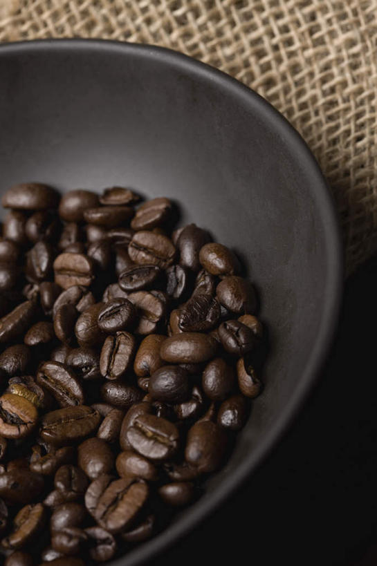 咖啡,无人,竖图,俯视,室内,特写,白天,植物,豆,袋子,一堆,许多,阴影,堆叠,堆积,反射,影子,陶瓷,豆类,豆子,陶瓷制品,很多,麻袋,容器,碗,咖啡豆,储藏,堆,储存,豆科,咖啡因,彩图,高角度拍摄,贮存