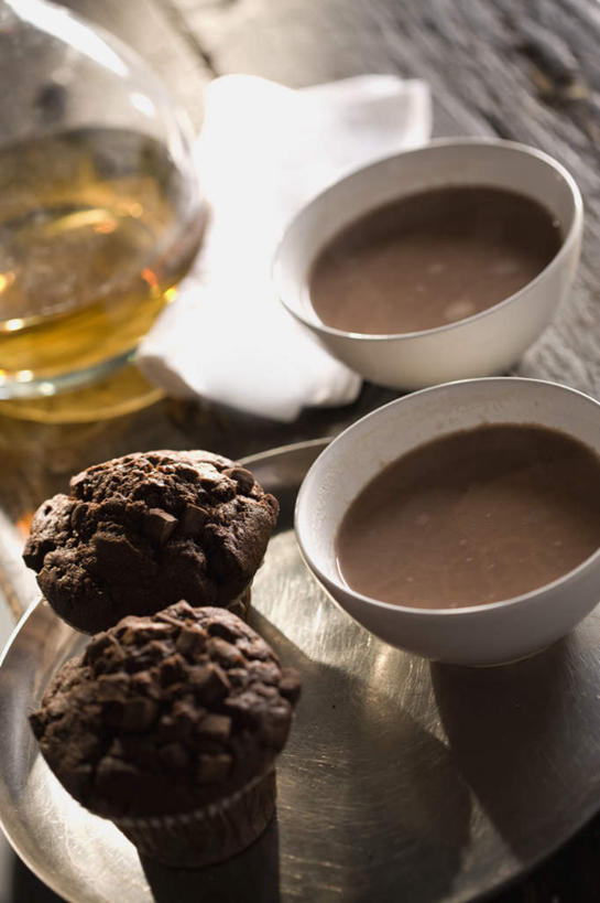 点心,无人,竖图,俯视,室内,白天,下午茶,餐桌,桌子,杯子,阴影,朦胧,模糊,反射,瓷器,影子,食品,咖啡杯,陶瓷制品,松饼,食物,糕点,餐台,纸托,咖啡店,瓷杯,咖啡屋,玛芬蛋糕,蛋糕托,蛋糕托纸,蛋糕纸托,彩图,高角度拍摄,咖啡馆