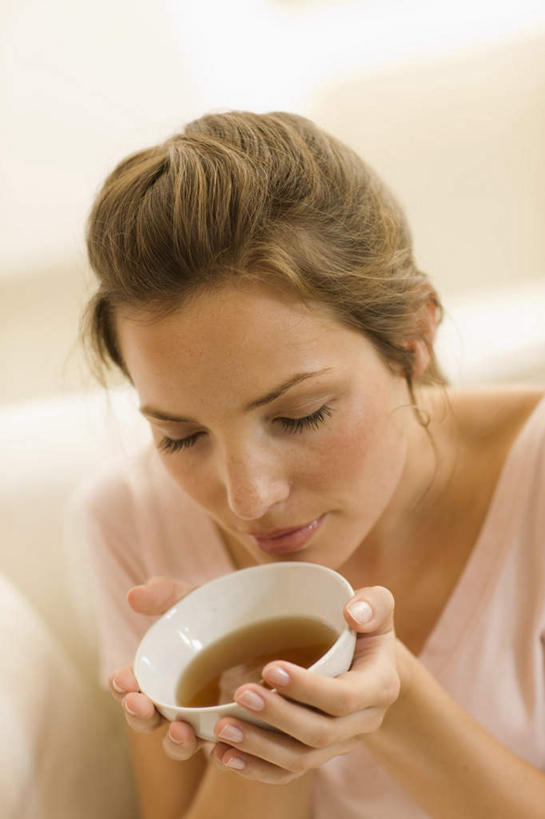 西方人,一个人,客厅,坐,闭眼,捧,竖图,室内,白天,正面,幸福,茶,沙发,欧洲,欧洲人,仅一个年轻女性,仅一个女性,仅一个人,服装,朦胧,模糊,陶瓷,茶叶,陶瓷制品,休闲装,娱乐,闻,衣服,容器,碗,享受,休闲,温馨,休闲服,放松,乐趣,服饰,储藏,嗅,提神,起居室,舒适,储存,醒脑,布艺沙发,客堂,年轻女性,女人,女性,白种人,闭眼睛,闭着眼,闭着眼睛,端,端着,捧着,手捧,坐着,半身,彩图,贮存