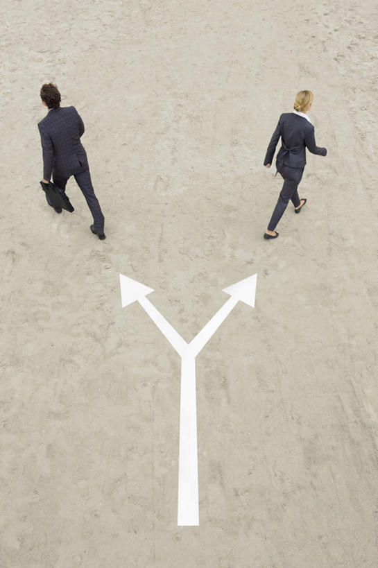 西方人,两个人,同事,商务人士,商务男性,商务女性,走,竖图,俯视,室外,白天,衬衫,成功,合作,团队,集体,信心,欧洲,欧洲人,握,套装,包,公文包,地面,拿,拎,拿着,方向,队伍,箭头,握着,公事包,领导,指向,成就,商务装,合伙,领袖,工薪阶层,簇,男人,男性,女人,女性,中年男性,中年女性,白种人,白领,上班族,步行,散步,走路,彩图,高角度拍摄,全身,衬衣,拎着