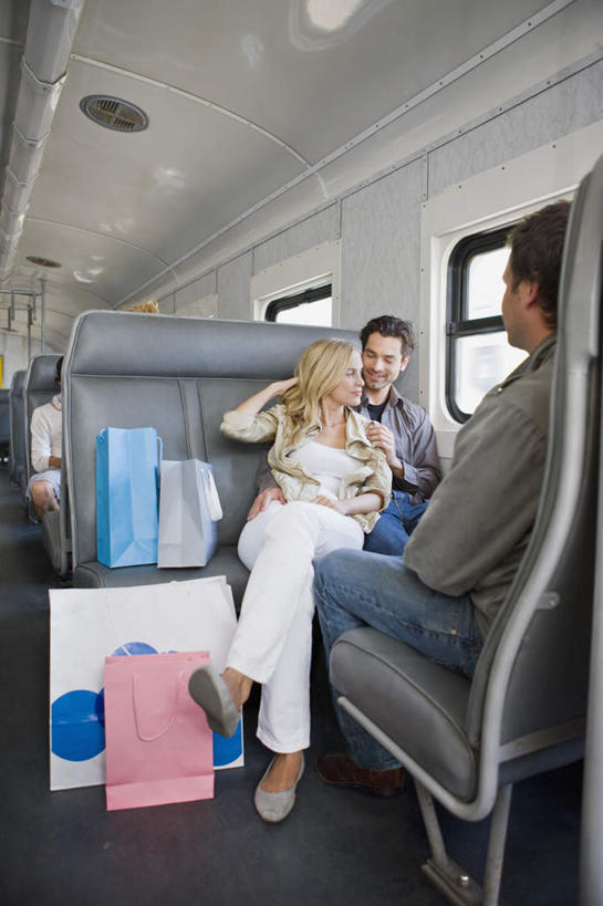 西方人,背部,三个人,夫妻,坐,抱,笑,说,微笑,竖图,室内,白天,正面,爱情,购物,讨论,消费,窗户,火车,袋子,欧洲,欧洲人,一辆,乘客,服装,包装袋,手提袋,购物袋,浪漫,二郎腿,注视,休闲装,座椅,玻璃窗,座位,车,衣服,粉色,蓝色,白色,车窗,交通工具,观察,看,行驶,休闲,休闲服,恩爱,金融,恋人,服饰,抱着,观看,察看,搂着,购买,关注,载具,车座,贸易,交流,男人,男性,女人,女性,中年男性,中年女性,白种人,夫妇,情侣,沟通,讲话,交谈,搂,搂抱,商讨,说话,谈话,坐着,半身,彩图,伴侣