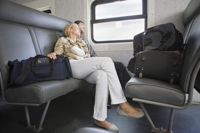 西方人,两个人,夫妻,坐,闭眼,抱,睡,横图,室内,白天,仰视,爱情,窗户,火车,欧洲,欧洲人,一辆,服装,包,浪漫,二郎腿,旅行包,休闲装,座椅,玻璃窗,座位,车,衣服,车窗,交通工具,靠,靠着,行驶,休闲,休闲服,恩爱,恋人,服饰,抱着,搂着,载具,车座,旅游包,提包,男人,男性,女人,女性,中年男性,中年女性,白种人,夫妇,情侣,闭眼睛,闭着眼,闭着眼睛,困,困觉,搂,搂抱,寝息,睡觉,坐着,彩图,低角度拍摄,全身,伴侣