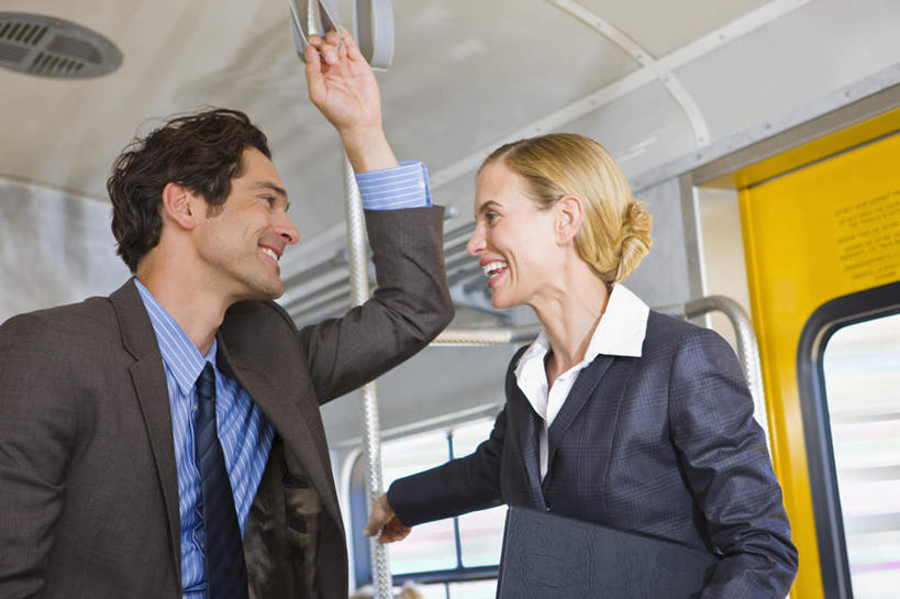 西方人,两个人,商务人士,商务男性,商务女性,站,举,笑,说,微笑,露齿笑,横图,室内,白天,正面,衬衫,讨论,安全,窗户,地铁,欧洲,欧洲人,握,套装,扶手,防护,轨道交通,注视,玻璃窗,相视,安全门,黄色,把手,车窗,观察,看,托,站着,面对面,握着,观看,对视,保护,察看,互视,关注,保险,相对,商务装,工薪阶层,相看,保全,周全,安稳,安定,交流,平安,男人,男性,女人,女性,中年男性,中年女性,白种人,白领,上班族,沟通,讲话,交谈,举起,举手,举着,拉手,商讨,说话,谈话,向上举,向上伸,向上托,站立,半身,彩图,衬衣,地铁机动车,地下铁,轻轨,地铁屏蔽门,屏蔽门