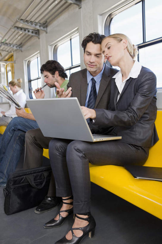 西方人,三个人,商务人士,商务男性,商务女性,坐,捧,竖图,室内,白天,正面,衬衫,T恤衫,电脑,显示器,鼠标,键盘,窗户,地铁,欧洲,欧洲人,敲打,套装,服装,裤子,网络,柱子,轨道交通,T恤,注视,牛仔裤,休闲装,输入,输入设备,通讯设备,座椅,玻璃窗,座位,衣服,黄色,绿色,车窗,打字,观察,看,休闲,休闲服,台式电脑,服饰,观看,点击,敲击,察看,关注,通信设备,商务装,车座,工薪阶层,输出设备,按键,男人,男性,女人,女性,中年男性,中年女性,白种人,白领,上班族,端,端着,捧着,手捧,坐着,半身,彩图,衬衣,地铁机动车,地下铁,轻轨,地铁屏蔽门