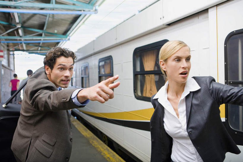 西方人,两个人,商务人士,商务男性,商务女性,说,横图,室外,白天,正面,衬衫,讨论,窗户,地铁,车站,欧洲,欧洲人,一辆,奔驰,停靠,阴影,套装,光线,包,公文包,影子,地面,站台,轨道交通,注视,月台,玻璃窗,阳光,车窗,奔跑,观察,看,手势,询问,公事包,观看,察看,关注,商务装,工薪阶层,交流,男人,男性,女人,女性,中年男性,中年女性,白种人,白领,上班族,沟通,讲话,交谈,商讨,说话,谈话,半身,彩图,衬衣,地铁机动车,地下铁,轻轨