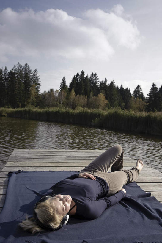 西方人,一个人,码头,躺,闭眼,竖图,室外,白天,正面,快乐,满意,幸福,湖,湖泊,树林,水,植物,港口,欧洲,欧洲人,仅一个年轻女性,仅一个女性,仅一个人,阴影,服装,光线,木板,毯子,影子,湖面,水流,水面,云,云朵,桥,棕色,音响,木桥,音乐,云彩,休闲装,光脚,娱乐,栈桥,树,树木,衣服,蓝色,绿色,白云,蓝天,天空,阳光,自然,耳机,垫子,湖水,天,享受,休闲,赤脚,休闲服,金色,放松,服饰,生长,晴朗,成长,人行桥,木板桥,舒适,享乐,游艇码头,沙滩垫,卧着,年轻女性,女人,女性,白种人,长发,晴空,闭眼睛,闭着眼,闭着眼睛,躺着,卧,彩图,全身,摆渡口,埠头,渡口,渡头,港湾,海港,口岸