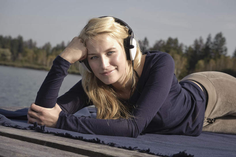 西方人,一个人,码头,笑,微笑,横图,室外,白天,正面,快乐,满意,幸福,湖,湖泊,树林,水,植物,港口,欧洲,欧洲人,仅一个年轻女性,仅一个女性,仅一个人,撑,阴影,服装,光线,木板,毯子,影子,湖面,水流,水面,云,云朵,桥,棕色,音响,木桥,音乐,云彩,托腮,注视,休闲装,娱乐,栈桥,树,树木,衣服,蓝色,绿色,白云,蓝天,天空,阳光,自然,耳机,垫子,湖水,天,观察,看,趴着,托,享受,休闲,休闲服,金色,放松,服饰,生长,晴朗,成长,观看,人行桥,木板桥,察看,舒适,享乐,关注,托下巴,游艇码头,沙滩垫,年轻女性,女人,女性,白种人,长发,晴空,趴,半身,彩图,摆渡口,埠头,渡口,渡头,港湾,海港,口岸