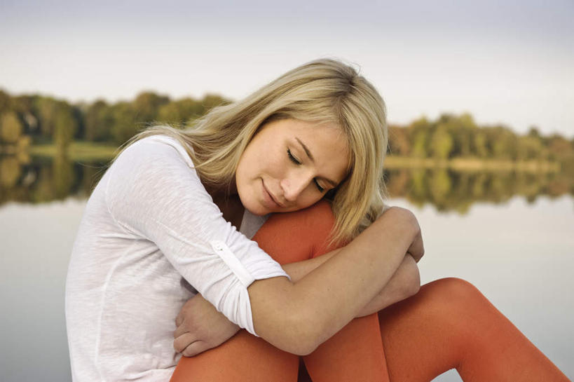 西方人,一个人,坐,闭眼,笑,睡,微笑,横图,室外,白天,侧面,湖,湖泊,树林,水,植物,欧洲,欧洲人,仅一个年轻女性,仅一个女性,仅一个人,阴影,服装,光线,木板,影子,湖面,水流,水面,桥,木桥,休闲装,栈桥,树,树木,衣服,绿色,白色,倒影,天空,阳光,自然,湖水,天,休闲,休闲服,橙色,金色,服饰,生长,成长,抱膝,人行桥,木板桥,倒映,反照,年轻女性,女人,女性,白种人,长发,屈膝,闭眼睛,闭着眼,闭着眼睛,困,困觉,寝息,睡觉,坐着,半身,彩图