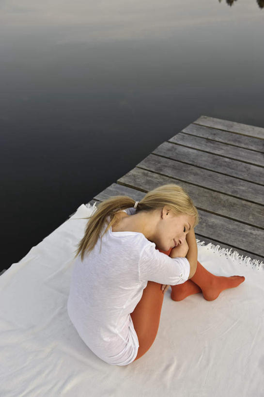 西方人,一个人,坐,闭眼,笑,睡,微笑,竖图,俯视,室外,白天,湖,湖泊,树林,水,植物,欧洲,欧洲人,仅一个年轻女性,仅一个女性,仅一个人,阴影,服装,光线,木板,影子,湖面,水流,水面,桥,木桥,休闲装,栈桥,树,树木,衣服,绿色,白色,倒影,阳光,自然,湖水,休闲,休闲服,橙色,金色,服饰,生长,成长,抱膝,人行桥,木板桥,倒映,反照,年轻女性,女人,女性,白种人,长发,屈膝,闭眼睛,闭着眼,闭着眼睛,困,困觉,寝息,睡觉,坐着,彩图,高角度拍摄,全身