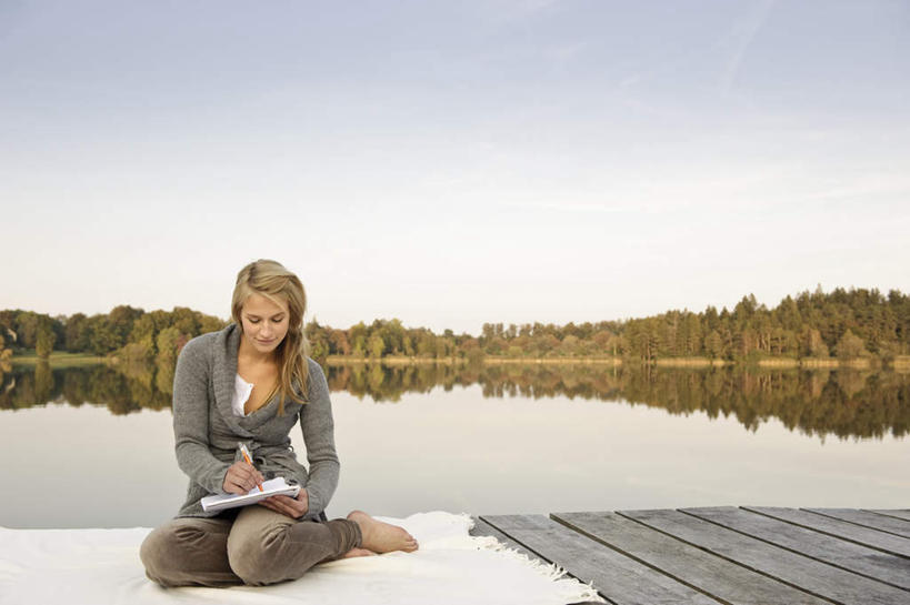 西方人,一个人,坐,跪,横图,室外,白天,正面,湖,湖泊,树林,水,植物,纺织品,欧洲,欧洲人,仅一个年轻女性,仅一个女性,仅一个人,握,写字,阴影,服装,装饰,光线,笔,毛毯,木板,毯子,影子,湖面,水流,水面,云,云朵,桥,办公用品,记事本,木桥,拿,云彩,拿着,注视,休闲装,光脚,水笔,栈桥,文具,树,树木,纺织,衣服,蓝色,绿色,白色,灰色,白云,倒影,蓝天,天空,阳光,自然,本子,笔记本,学习用品,垫子,湖水,天,观察,看,休闲,温暖,赤脚,休闲服,握着,服饰,生长,晴朗,成长,观看,人行桥,木板桥,华丽,修饰,文具用品,点缀,察看,倒映,书写,关注,衬托,美观,雅致,雅观,反照,年轻女性,女人,女性,白种人,晴空,跪着,坐着,彩图,全身
