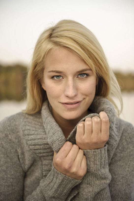 西方人,脸,头,脸颊,一个人,坐,笑,微笑,竖图,室外,特写,白天,正面,湖,湖泊,树林,水,植物,欧洲,欧洲人,仅一个年轻女性,仅一个女性,仅一个人,握,阴影,服装,朦胧,模糊,光线,木板,影子,湖面,水流,水面,桥,木桥,注视,休闲装,肩膀,栈桥,树,树木,衣服,绿色,灰色,倒影,天空,阳光,自然,湖水,天,观察,看,休闲,休闲服,握着,服饰,生长,成长,观看,人行桥,木板桥,察看,倒映,关注,反照,年轻女性,女人,女性,白种人,头部,脸部,脸蛋,面部,坐着,半身,彩图