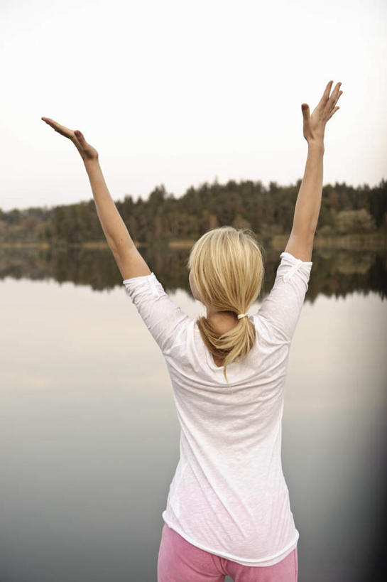 西方人,一个人,站,伸展双臂,竖图,室外,白天,锻炼,瑜伽,运动,湖,湖泊,树林,水,植物,欧洲,欧洲人,仅一个年轻女性,仅一个女性,仅一个人,阴影,服装,光线,木板,影子,湖面,水流,水面,桥,木桥,休闲装,栈桥,树,树木,背面,衣服,粉色,绿色,白色,倒影,天空,阳光,自然,湖水,天,站着,休闲,休闲服,养生,服饰,生长,成长,人行桥,木板桥,倒映,反照,体育,年轻女性,女人,女性,白种人,敞开双臂,伸开双臂,展开双肩,站立,张开手臂,张开双臂,半身,彩图,健身