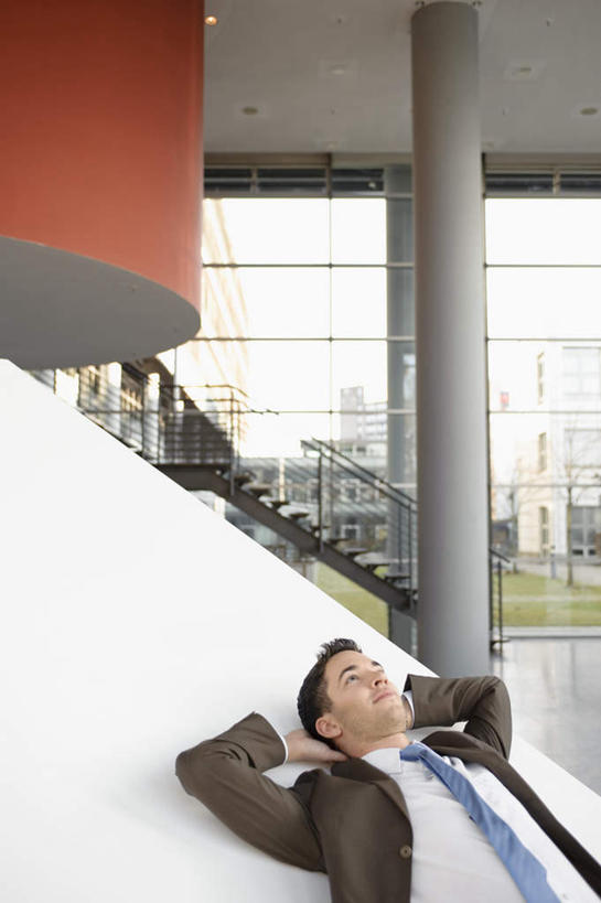 西方人,一个人,商务人士,商务男性,办公室,站,闭眼,睡,竖图,室内,白天,正面,衬衫,草地,草坪,植物,窗户,落地窗,欧洲,欧洲人,仅一个男性,仅一个人,套装,房屋,墙,屋子,领带,大厅,楼房,玻璃窗,墙壁,墙面,草,树,树木,仅一个年轻男性,蓝色,绿色,自然,靠,靠着,站着,休息,生长,成长,双手抱头,象征,庄重,商务装,身份,工薪阶层,正式,地位,男人,男性,年轻男性,白种人,白领,上班族,闭眼睛,闭着眼,闭着眼睛,困,困觉,寝息,睡觉,站立,半身,彩图,衬衣,房子