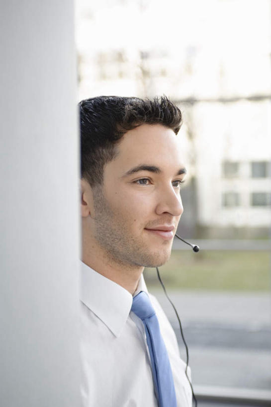 西方人,一个人,商务人士,商务男性,办公室,站,笑,微笑,竖图,室内,白天,侧面,衬衫,通讯,客服,草地,草坪,植物,窗户,落地窗,欧洲,欧洲人,仅一个男性,仅一个人,套装,信息,房屋,墙,屋子,领带,话务员,注视,大厅,楼房,玻璃窗,墙壁,墙面,草,树,树木,仅一个年轻男性,蓝色,绿色,自然,耳机,耳麦,话筒,观察,看,站着,服务,通信,生长,成长,观看,协调,察看,麦克风,头戴式耳麦,象征,庄重,关注,销售,商务装,身份,工薪阶层,客服人员,电话销售,正式,地位,接待员,男人,男性,年轻男性,白种人,白领,接线员,上班族,站立,半身,彩图,衬衣,房子,头戴式耳机