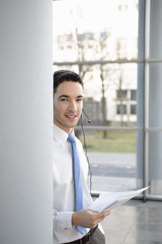 西方人,一个人,商务人士,商务男性,办公室,站,笑,微笑,竖图,室内,白天,正面,衬衫,通讯,客服,草地,草坪,植物,窗户,落地窗,欧洲,欧洲人,仅一个男性,仅一个人,握,套装,信息,材料,档案,文件,纸,房屋,墙,屋子,领带,拿,话务员,拿着,注视,大厅,楼房,玻璃窗,墙壁,墙面,草,树,树木,仅一个年轻男性,蓝色,绿色,自然,耳机,耳麦,话筒,手稿,资料,观察,看,站着,服务,握着,通信,生长,成长,观看,协调,证明,察看,麦克风,头戴式耳麦,象征,庄重,关注,文档,销售,商务装,身份,工薪阶层,客服人员,电话销售,正式,地位,接待员,男人,男性,年轻男性,白种人,白领,接线员,上班族,站立,半身,彩图,衬衣,房子,头戴式耳机