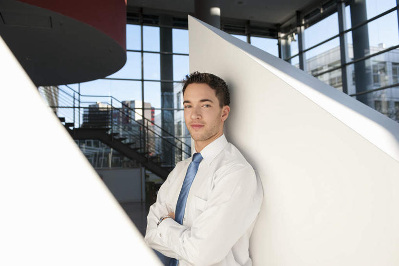 西方人,一个人,商务人士,商务男性,办公室,栏杆,站,笑,双手交叉,微笑,横图,室内,白天,正面,衬衫,窗户,楼梯,落地窗,欧洲,欧洲人,仅一个男性,仅一个人,套装,扶手,阶梯,墙,领带,注视,大厅,护栏,玻璃窗,墙壁,墙面,台阶,仅一个年轻男性,蓝色,观察,看,站着,观看,察看,双手抱胸,象征,庄重,关注,商务装,身份,工薪阶层,正式,地位,男人,男性,年轻男性,白种人,白领,上班族,站立,半身,彩图,衬衣