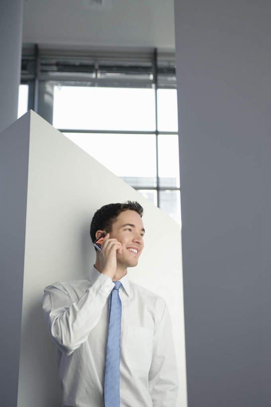 西方人,一个人,商务人士,商务男性,办公室,站,笑,打电话,微笑,横图,室内,白天,正面,衬衫,窗户,落地窗,电话,手机,欧洲,欧洲人,仅一个男性,仅一个人,握,套装,时间,时钟,手表,墙,领带,拿,计时,拿着,注视,通讯设备,大厅,玻璃窗,墙壁,墙面,仅一个年轻男性,蓝色,钟表,观察,看,站着,表,握着,观看,腕表,察看,象征,庄重,关注,商务装,身份,工薪阶层,正式,地位,交流,男人,男性,年轻男性,白种人,白领,上班族,钟,沟通,通话,站立,半身,彩图,衬衣