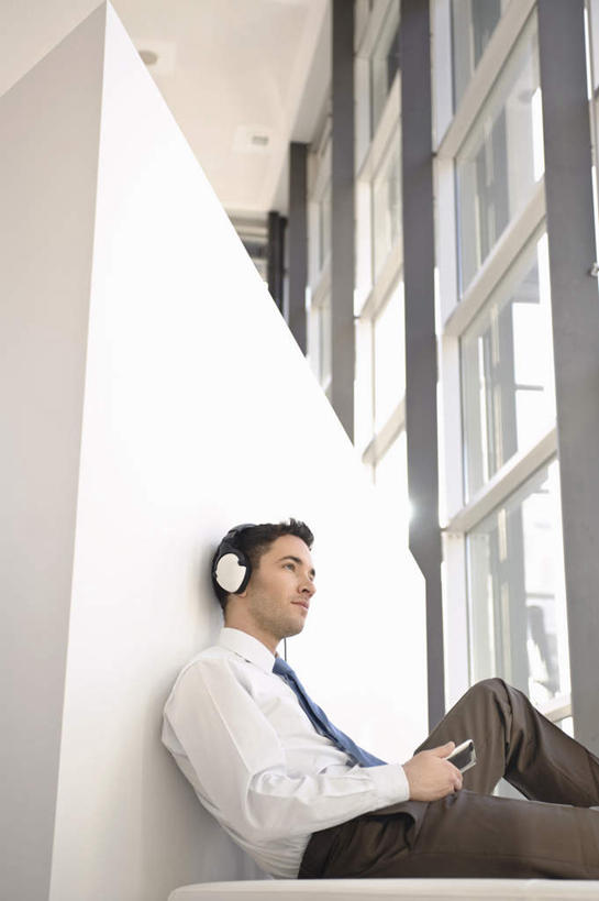 西方人,一个人,商务人士,商务男性,办公室,坐,笑,微笑,竖图,室内,白天,正面,衬衫,快乐,满意,幸福,窗户,落地窗,欧洲,欧洲人,仅一个男性,仅一个人,套装,墙,领带,音响,音乐,听,注视,娱乐,大厅,玻璃窗,墙壁,墙面,仅一个年轻男性,蓝色,耳机,观察,看,靠,靠着,享受,休闲,放松,观看,察看,舒适,享乐,象征,庄重,关注,商务装,身份,工薪阶层,正式,地位,男人,男性,年轻男性,白种人,白领,上班族,坐着,半身,彩图,衬衣