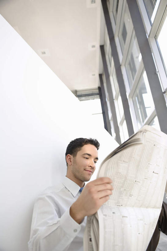 西方人,一个人,商务人士,商务男性,办公室,站,笑,微笑,露齿笑,竖图,室内,白天,仰视,衬衫,阅读,窗户,落地窗,报纸,欧洲,欧洲人,仅一个男性,仅一个人,握,学习,套装,墙,领带,拿,拿着,注视,大厅,玻璃窗,墙壁,墙面,仅一个年轻男性,蓝色,观察,看,站着,浏览,握着,观看,一份,察看,象征,庄重,关注,商务装,身份,工薪阶层,正式,地位,男人,男性,年轻男性,白种人,白领,上班族,站立,半身,彩图,低角度拍摄,衬衣