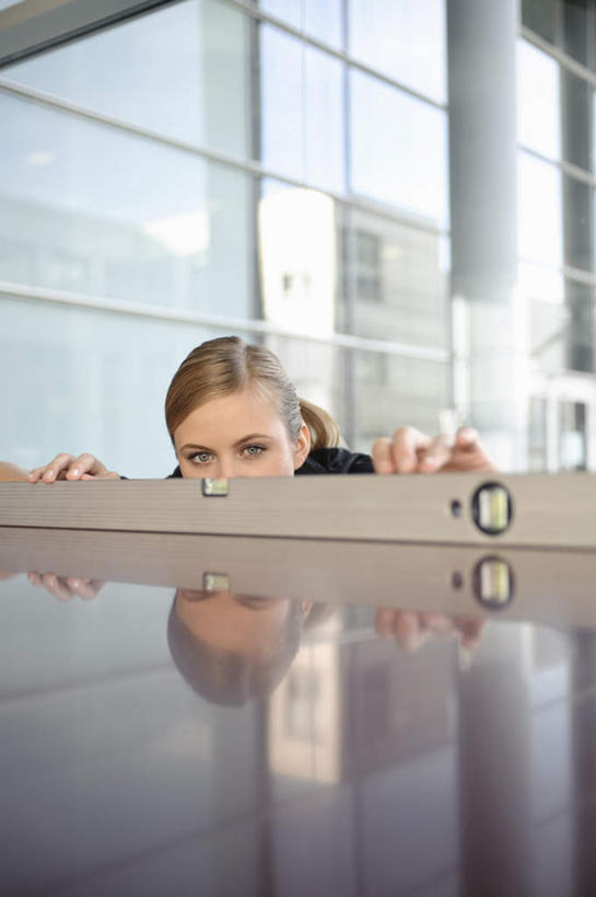 西方人,一个人,商务人士,商务女性,办公室,坐,竖图,室内,白天,正面,窗户,装修,桌面,桌子,建筑,欧洲,欧洲人,仅一个年轻女性,仅一个女性,仅一个人,弯腰,握,套装,测量,刻度,办公桌,墙,拿,拿着,注视,玻璃窗,墙壁,墙面,一个,尺,观察,看,垂直,握着,单个,观看,测量工具,水平仪,水平,尺子,察看,关注,商务装,工薪阶层,水平尺,水准仪,量具,量仪,水平仪器,弯身,年轻女性,女人,女性,白种人,白领,上班族,坐着,半身,彩图