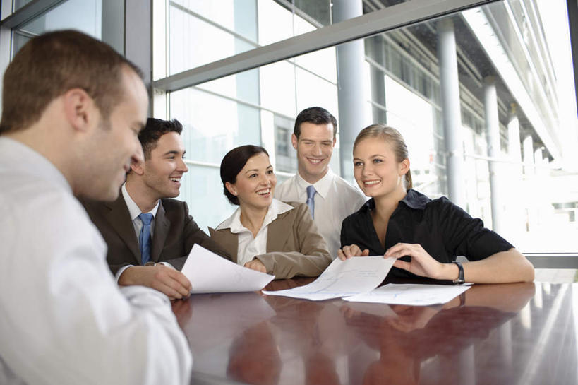 西方人,伙伴,朋友,商务人士,商务男性,商务女性,办公室,站,坐,笑,说,微笑,露齿笑,横图,室内,白天,正面,衬衫,讨论,友谊,合作,团队,窗户,桌面,桌子,欧洲,欧洲人,五个人,套装,开会,会议,时间,材料,档案,时钟,手表,文件,纸,办公桌,墙,许多人,计时,注视,玻璃窗,墙壁,墙面,手稿,资料,钟表,观察,看,站着,一群人,表,战略,观看,腕表,证明,察看,关注,文档,商务装,工薪阶层,联合,合谋,交流,配合,协作,男人,男性,年轻男性,年轻女性,女人,女性,白种人,白领,上班族,钟,沟通,讲话,交谈,商讨,说话,谈话,站立,坐着,半身,彩图,衬衣