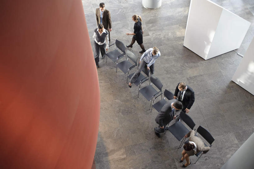 西方人,伙伴,朋友,商务人士,商务男性,商务女性,办公室,站,坐,搬运,横图,俯视,室内,白天,衬衫,友谊,合作,团队,椅子,欧洲,欧洲人,一排,握,阴影,套装,整齐,反射,瓷砖,地砖,影子,柱子,地面,许多人,拿,拿着,大厅,排列,会议椅,站着,一群人,战略,握着,等待,办公椅,队列,商务装,工薪阶层,联合,合谋,商务椅,培训椅,配合,协作,男人,男性,年轻男性,年轻女性,女人,女性,白种人,白领,上班族,搬,站立,坐着,彩图,高角度拍摄,全身,衬衣