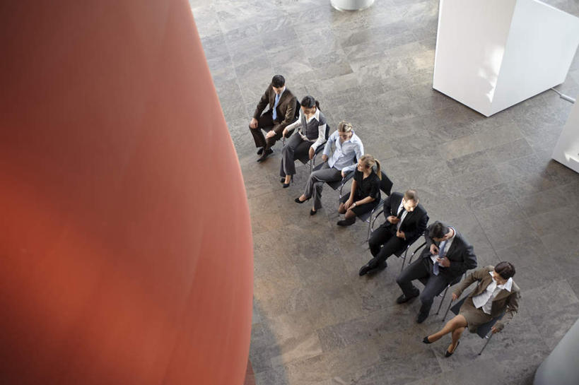 西方人,伙伴,朋友,商务人士,商务男性,商务女性,办公室,坐,横图,俯视,室内,白天,衬衫,友谊,合作,团队,椅子,欧洲,欧洲人,一排,阴影,套装,整齐,会议,反射,瓷砖,地砖,影子,柱子,地面,许多人,大厅,排列,会议椅,一群人,战略,等待,面试,办公椅,队列,商务装,工薪阶层,联合,合谋,商务椅,培训椅,配合,协作,男人,男性,年轻男性,年轻女性,女人,女性,白种人,白领,上班族,坐着,彩图,高角度拍摄,全身,衬衣