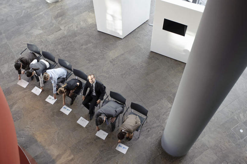 西方人,伙伴,朋友,商务人士,商务男性,商务女性,办公室,坐,横图,俯视,室内,白天,衬衫,友谊,合作,团队,椅子,欧洲,欧洲人,一排,握,阴影,套装,整齐,会议,反射,材料,瓷砖,档案,地砖,文件,影子,纸,柱子,地面,许多人,拿,拿着,注视,大厅,排列,会议椅,手稿,资料,观察,看,一群人,战略,握着,观看,等待,面试,办公椅,证明,察看,队列,关注,文档,商务装,工薪阶层,联合,合谋,商务椅,培训椅,配合,协作,男人,男性,年轻男性,年轻女性,女人,女性,白种人,白领,上班族,抬头,仰头,坐着,彩图,高角度拍摄,全身,衬衣