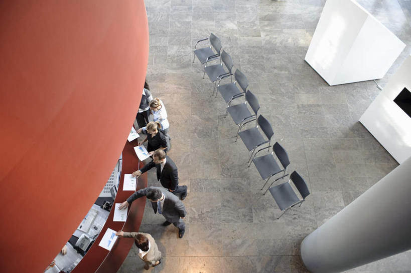 西方人,伙伴,朋友,商务人士,商务男性,商务女性,办公室,站,横图,俯视,室内,白天,衬衫,友谊,合作,团队,椅子,欧洲,欧洲人,一排,写字,阴影,套装,整齐,会议,反射,材料,瓷砖,档案,地砖,文件,影子,纸,柱子,地面,许多人,大厅,排列,会议椅,手稿,资料,站着,一群人,战略,等待,面试,办公椅,证明,书写,队列,文档,商务装,工薪阶层,联合,合谋,商务椅,培训椅,配合,协作,男人,男性,年轻男性,年轻女性,女人,女性,白种人,白领,上班族,站立,彩图,高角度拍摄,全身,衬衣