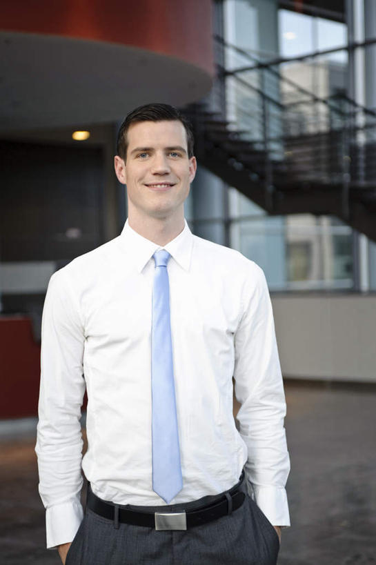 西方人,一个人,商务人士,商务男性,办公室,栏杆,站,笑,微笑,竖图,室内,白天,正面,衬衫,窗户,楼梯,落地窗,欧洲,欧洲人,仅一个男性,仅一个人,套装,朦胧,模糊,扶手,阶梯,领带,地面,注视,大厅,护栏,玻璃窗,台阶,仅一个年轻男性,蓝色,观察,看,站着,观看,察看,双手插袋,象征,庄重,关注,商务装,身份,手插袋,工薪阶层,双手抄兜,双手放兜,正式,地位,男人,男性,年轻男性,白种人,白领,上班族,插兜,两手抄兜,两手放兜,手插兜,手放口袋,站立,半身,彩图,衬衣,手抄兜