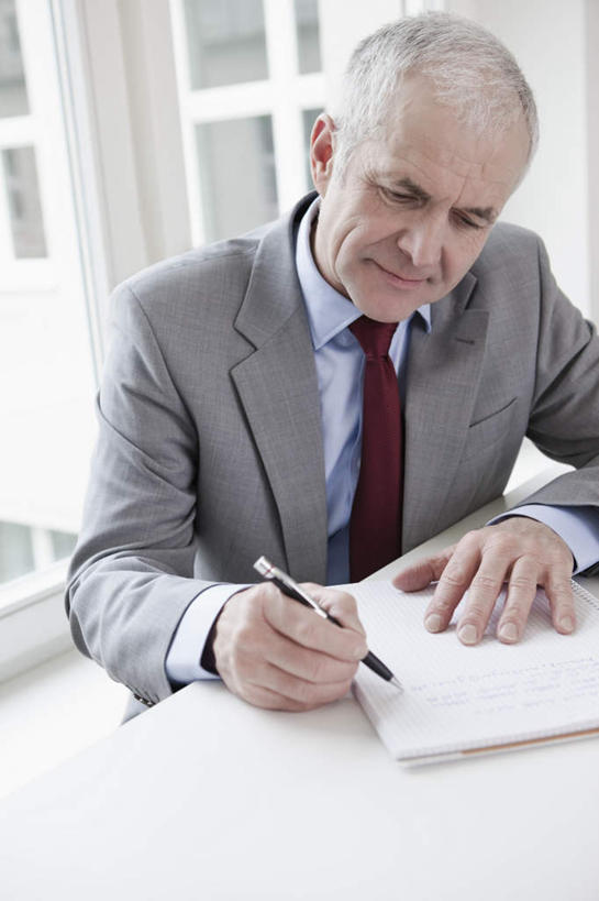 西方人,一个人,商务人士,商务男性,办公室,坐,竖图,室内,白天,正面,衬衫,窗户,桌面,桌子,欧洲,欧洲人,仅一个男性,仅一个人,握,写字,套装,笔,材料,档案,文件,纸,办公桌,办公用品,领带,拿,拿着,注视,水笔,玻璃窗,文具,红色,手稿,学习用品,资料,观察,看,仅一个老年男性,握着,观看,文具用品,证明,察看,书写,象征,庄重,关注,文档,商务装,身份,工薪阶层,正式,地位,老年男性,男人,男性,白种人,白领,上班族,坐着,半身,彩图,衬衣